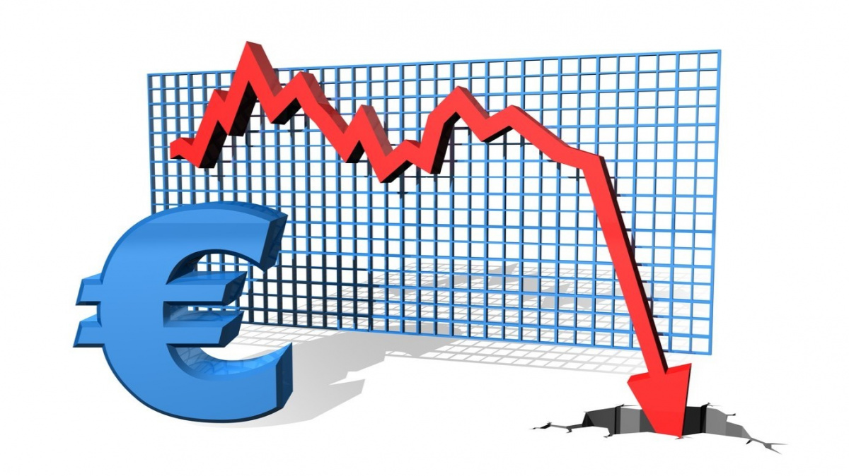 Euro spadlo vůči dolaru k hranici 1,03 USD, nejníž za 20 let