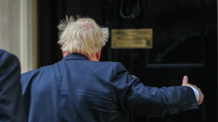 Premiér Johnson odstoupit nehodlá, opouštějí ho další spolupracovníci