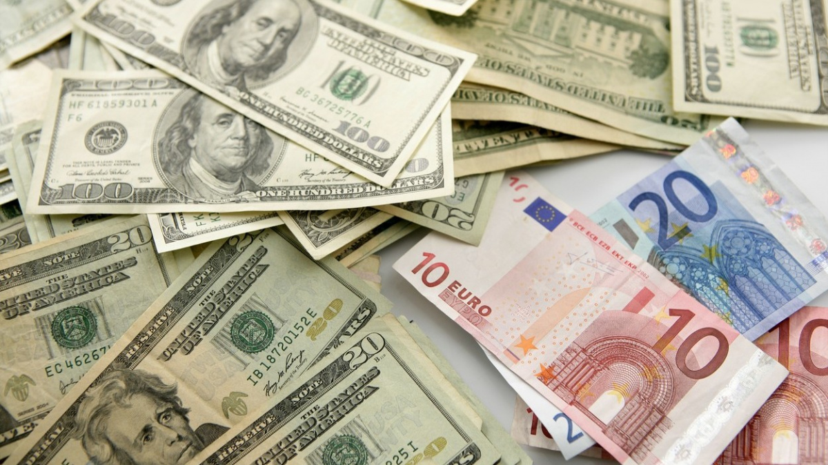 Euro poprvé od roku 2002 sestoupilo na paritu vůči dolaru