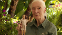 Jane Goodallová má svou Barbie – samozřejmě recyklovanou a s opičákem