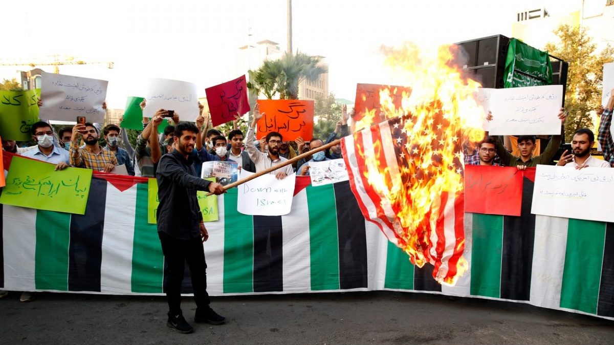 Írán je technicky schopen vyrobit jadernou bombu, tvrdí Chameneího poradce