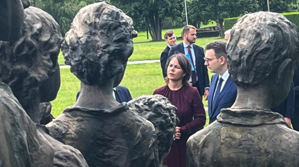 Šéfové diplomacie Německa a Česka uctili památku lidických obětí a podepsali program partnerství