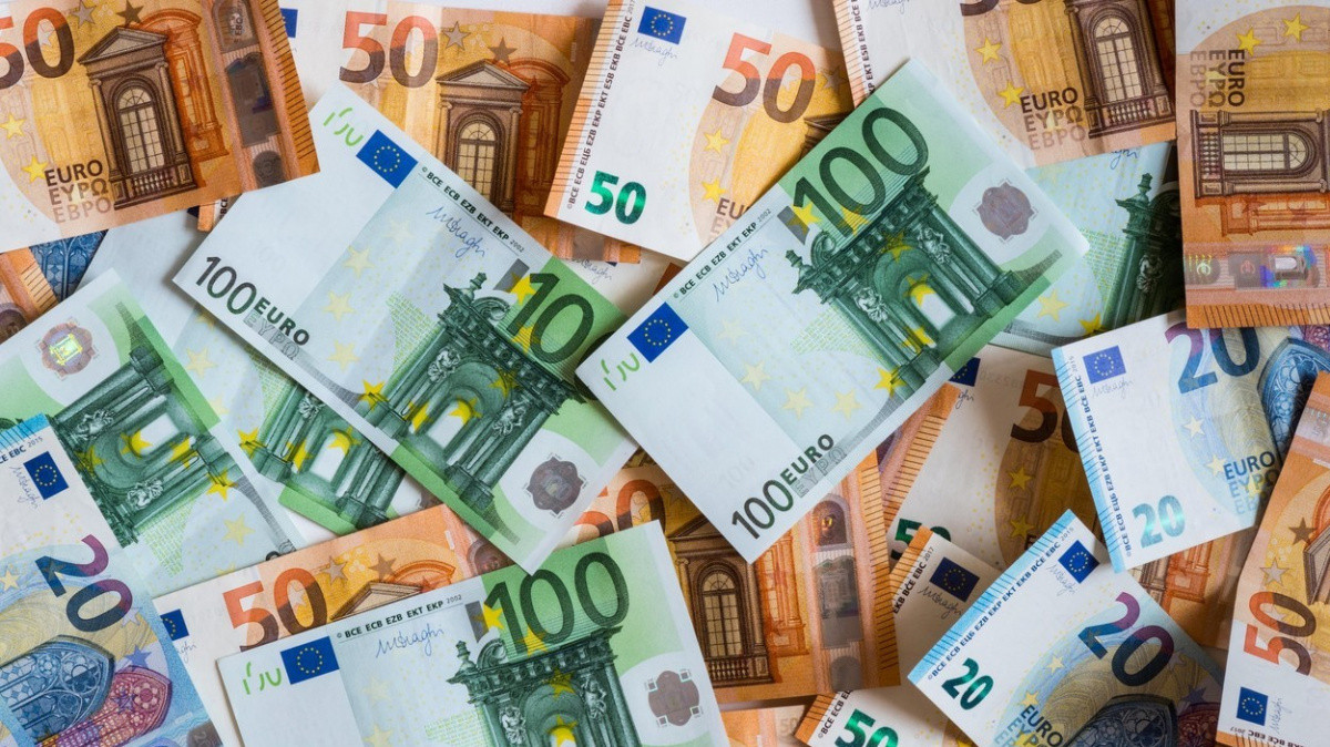 Inflace v eurozóně v červenci vystoupila na rekordních 8,9 procenta