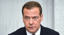 Od liberála k zavilému nepříteli Západu: Medveděv se chce zachránit před politickým zapomněním