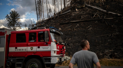Aktualizováno: Hasičům v Českém Švýcarsku se daří zmenšovat plochu požáru
