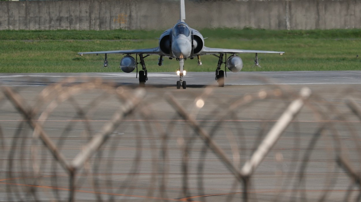 Čínské lodě a letadla stále simulují útok na Tchaj-wan
