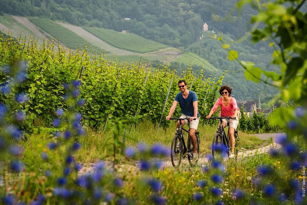 Bernkastel-Kues Pár na kole kolem vinic v údolí řeky Mosely © DZT Günter Standl