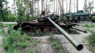Zničený ruský tank na Ukrajině
