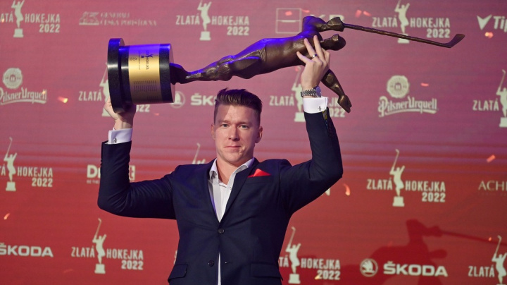 Po pětiletém kralování Pastrňáka získal Zlatou hokejku poprvé Palát