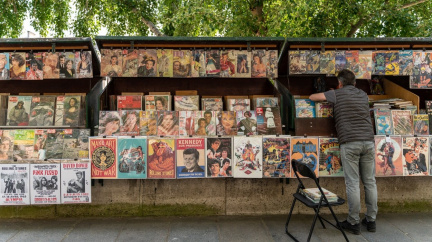Turisté se vrátili a už se zase přehrabují ve starých knihách na pařížském nábřeží