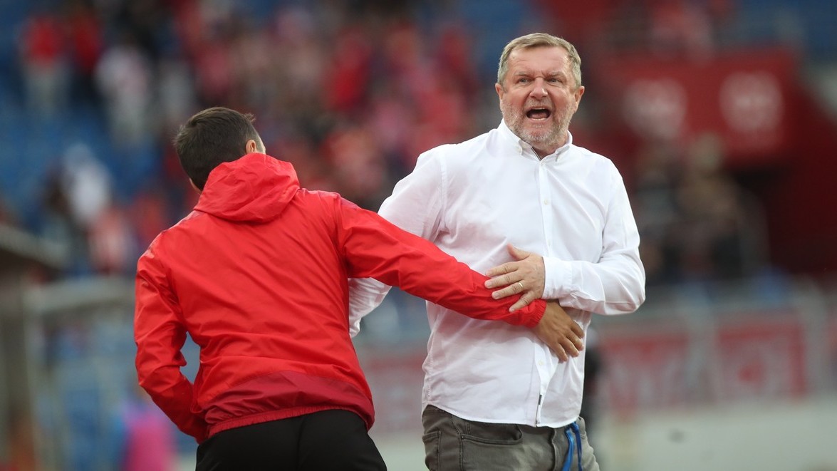 Trenér Vrba hodil lahev mezi diváky. Disciplinárka ho předvolala na kobereček