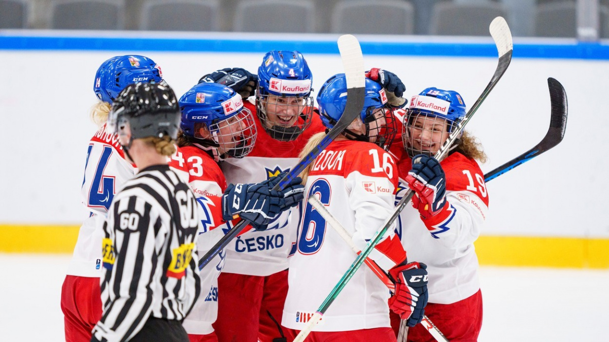 České hokejistky mají historický bronz! Na MS porazily Švýcarky 4:2