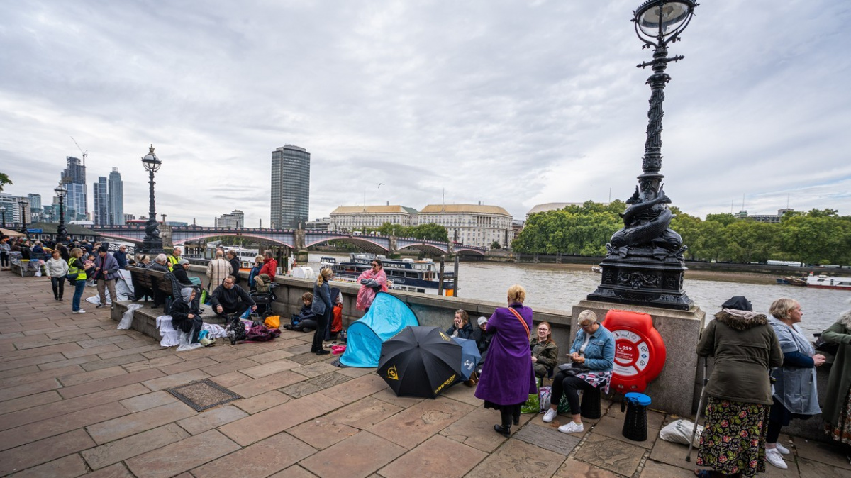 Kvůli smutečnímu průvodu míří do londýnského centra davy lidí