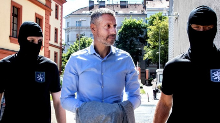 Aktualizováno: Nový šéf civilní rozvědky se stýkal se stíhaným Redlem, Rakušanovi to nevadí