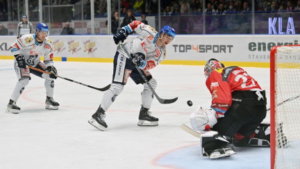 První kolo hokejové extraligy: Třinec začal porážkou, Pardubice otočily duel v Kladně