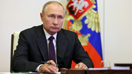 Putin nařídil posílit zbrojení, Lukašenko připravuje zemi na možné vyhlášení válečného stavu