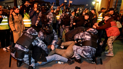 Aktualizováno: Na protestech proti mobilizaci pozatýkala ruská policie přes tisíc lidí
