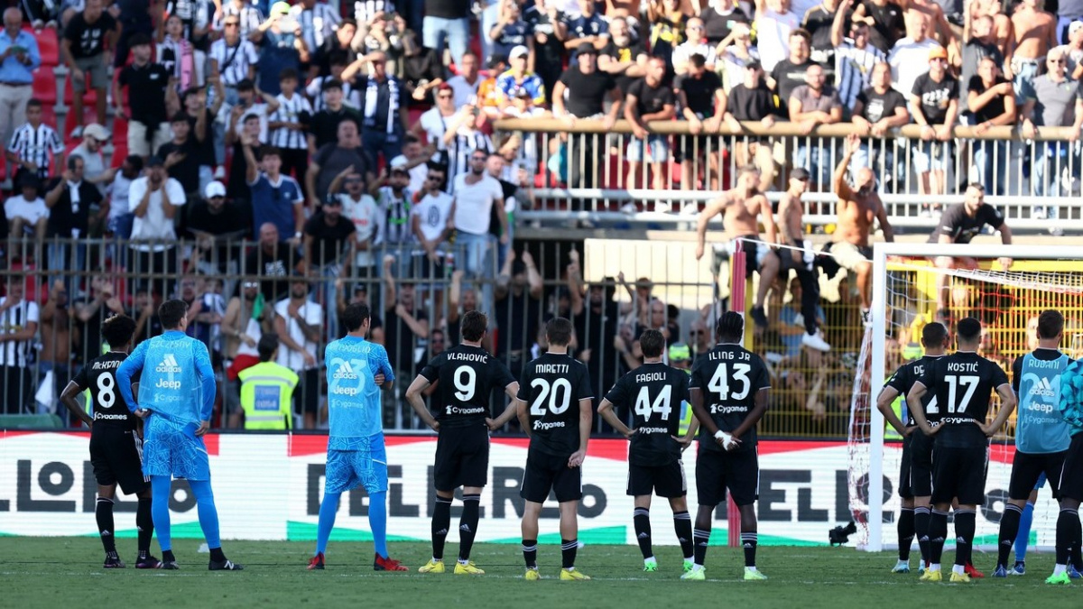 Slavný Juventus naráží na dno. Trenéra drží ve funkci obří zlatý padák