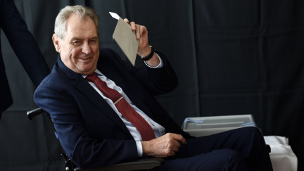 Začaly komunální a senátní volby, odvolil prezident, premiér i šéfové opozice