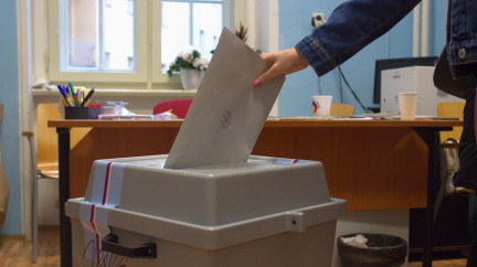 Aktualizováno: Volební místnosti se zavřely, začíná počítání hlasů