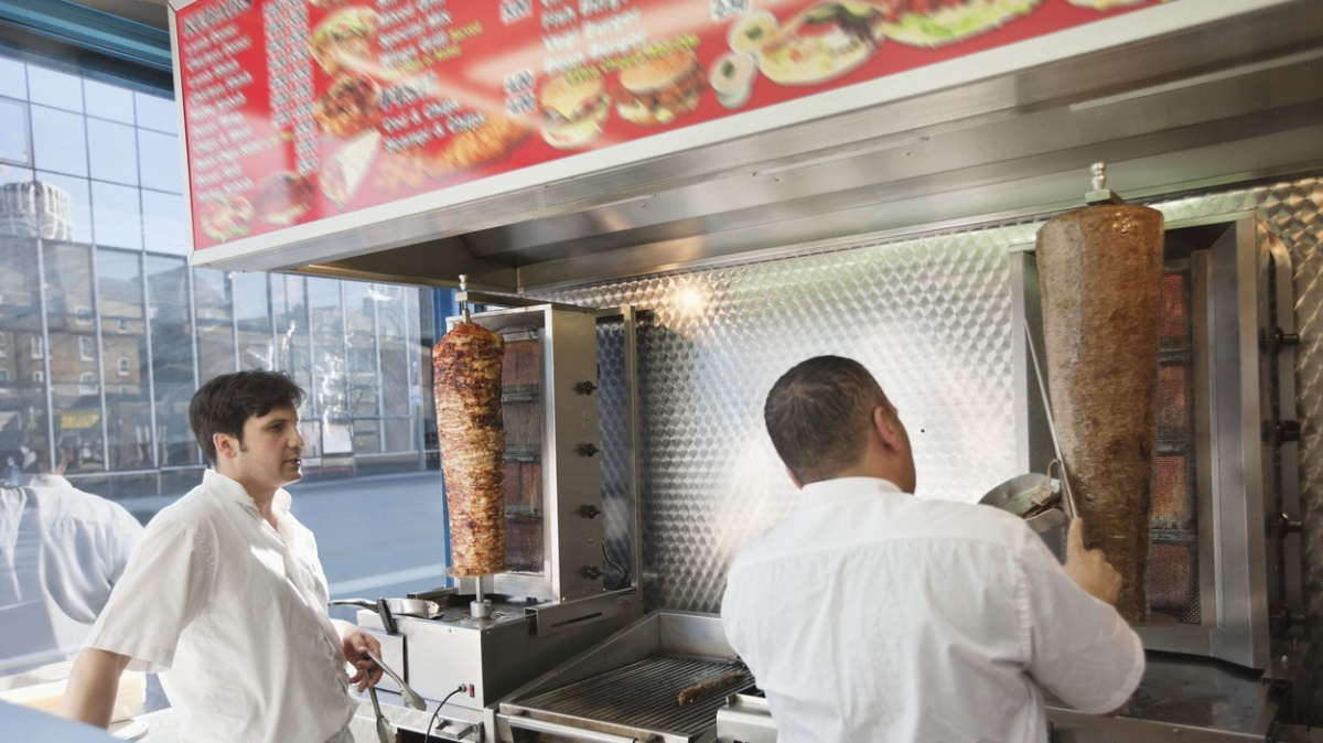 Britská premiérka chce zmírnit vízový systém. Zemi chybí zaměstnanci ze zahraničí