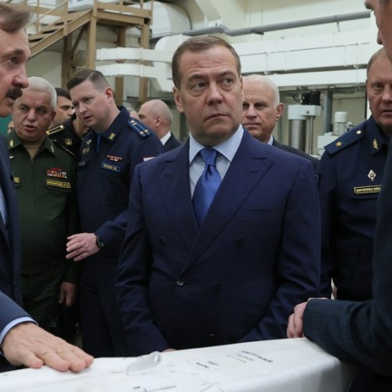 Medveděv: Rusko má právo použít jaderné zbraně, NATO beztak nezasáhne