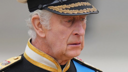 Králem budou Britové platit až přespříští rok, monogram si už vybral