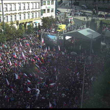V Praze a dalších městech demonstrovaly proti vládě desítky tisíc lidí, žádaly její demisi