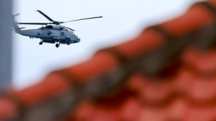 Vojenský vrtulník nad dánským ostrovem Bornholm