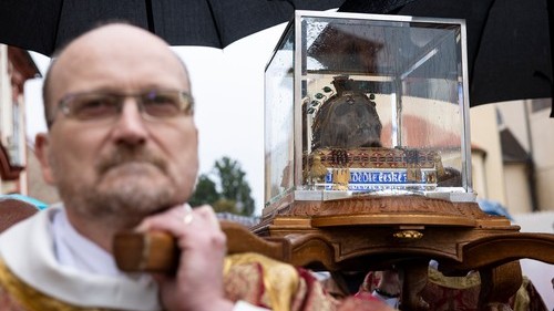 Ani déšť poutníky neodradil: Ve Staré Boleslavi si lidé mší připomněli svatého Václava