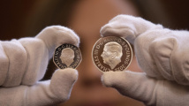 První mince s novým panovníkem: Karel III. dle tradice kouká na druhou stranu