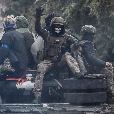 Ukrajinci obsazují město Lyman, ruští vojáci se stahují nebo vzdávají