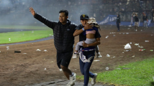Scéna ze stadionu v indonéském Malangu, které se stalo místem jednoho z největších neštěstí v historii fotbalu.