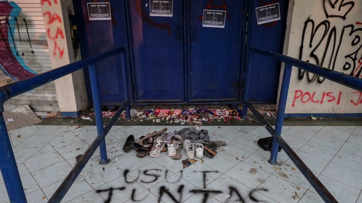 Fotbalovou tragédii v Indonésii vyšetří speciální komise, tamní ligu přerušili