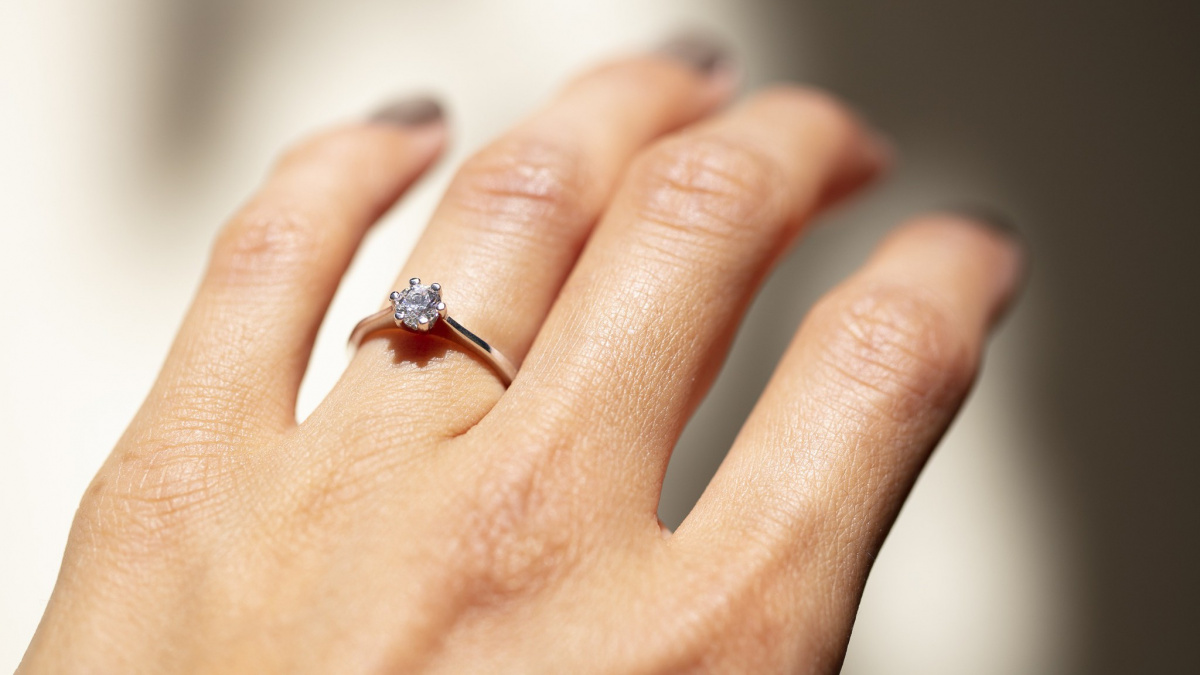 Bílé zlato vs. stříbro. Jak poznat rozdíl? (A proč dát přednost bílému zlatu)