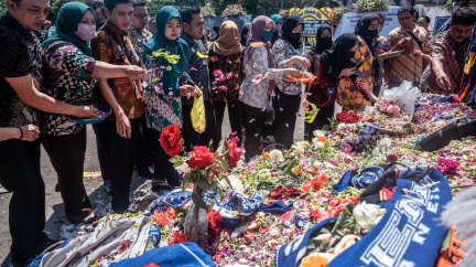 Počet obětí indonéské fotbalové tragédie stoupl na 133