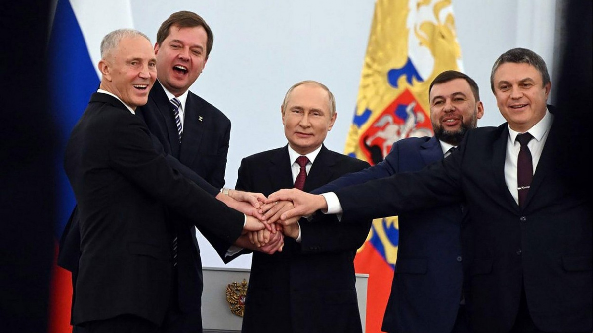 Putin podepsal zákony o anexi ukrajinských regionů, mobilizace má zatím dopad spíš v Rusku