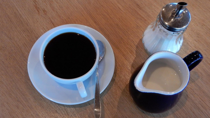 Z ranního kafíčka se stává téměř luxus: Zdražila káva, cukr i mléko