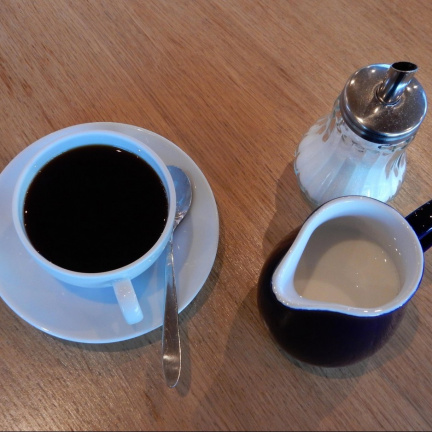 Z ranního kafíčka se stává téměř luxus: Zdražila káva, cukr i mléko