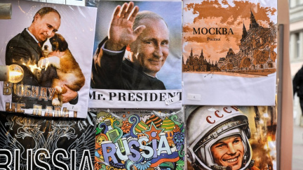 Rusko slaví Putinovy narozeniny spíše skromně, Lukašenko nadělil prezidentovi traktor