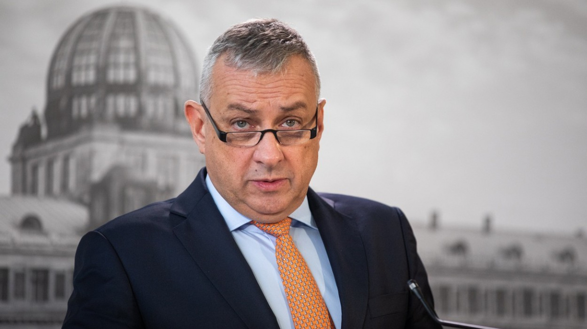 Nešťastný výrok, nebo nejapný vtip? Síkela by měl vysvětlit vyjádření o firmách a energiích