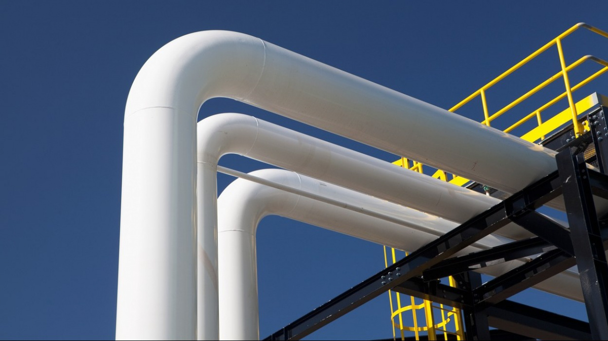 Cena plynu pro evropský trh pokračuje v poklesu, stále je ale výrazně vyšší než loni