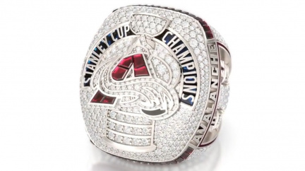 Prsten za vítězství ve Stanley Cupu je z bílého zlata s diamanty, rubíny a safíry