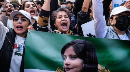 Za smrt ženy a potlačování protestů zavádí EU sankce proti Íránu; podle kritiků neúčinné