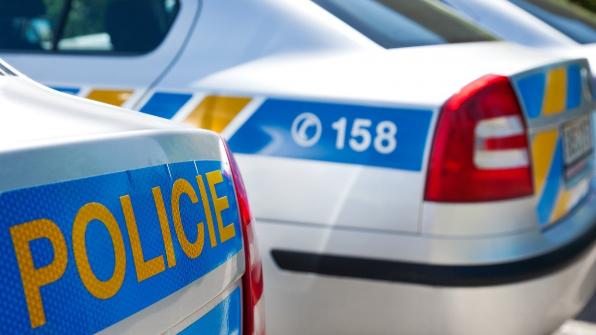 Policie zadržela při razii v Brně deset lidí, vládní angažmá Hladíka je nejisté