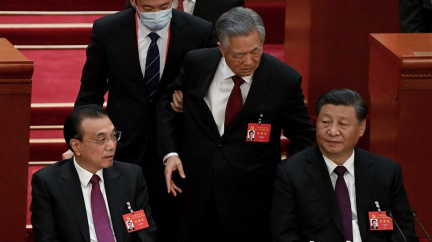 Neuvěřitelný moment na sjezdu čínských komunistů: Bývalého prezidenta vyvedli ze sálu (VIDEO)