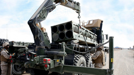 Zásoby zbraní pro Ukrajinu se tenčí. Rusko vyrábí rychleji