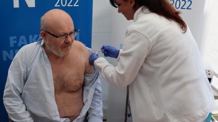 Podle Válka bude příští měsíc v nemocnicích přibývat lidí s covidem i chřipkou