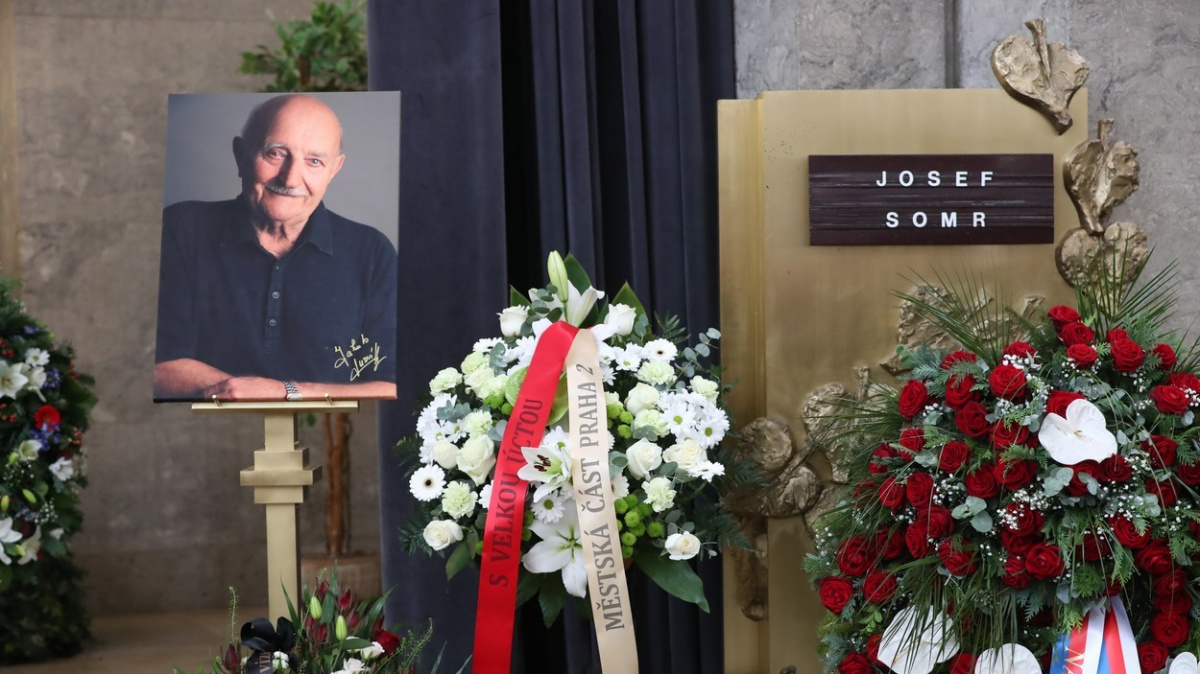 Veřejnost se rozloučila s hercem Josefem Somrem
