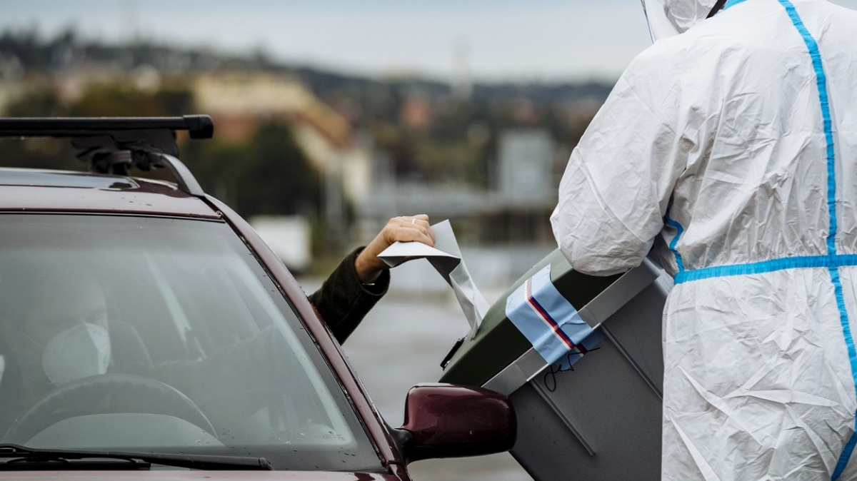 Prezidenta budou moci volit i lidé v karanténě či izolaci, rozhodli poslanci